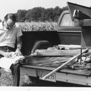 00-00-0000 Dean Swigart in the field-008-Photo by Robert Mills