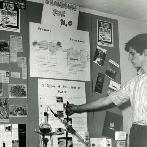 00-00-0000 Young man in front of project board on H2O-Website