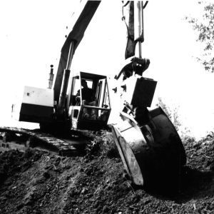 08-19-1975 Doug Smith making 2 to 1 with bucket-0001