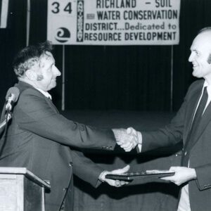00_00_0000_Unknown_presenter_presenting_award_to_unknown_recipient_website-5747