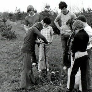 05_01_1975_Dale_White___Bob_Beaty_assist_Tami_Hetsler_to_plant_a_seedling_shrub__2_website-2009