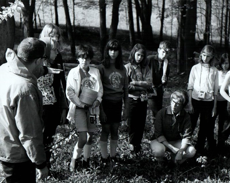 May 24, 1967
Dean Freund and Vera Hite with 6th grade students
Photo ID#: E240