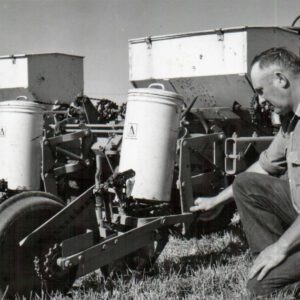 06_09_1971_Richard_Lehnhart_with_4_row_planter