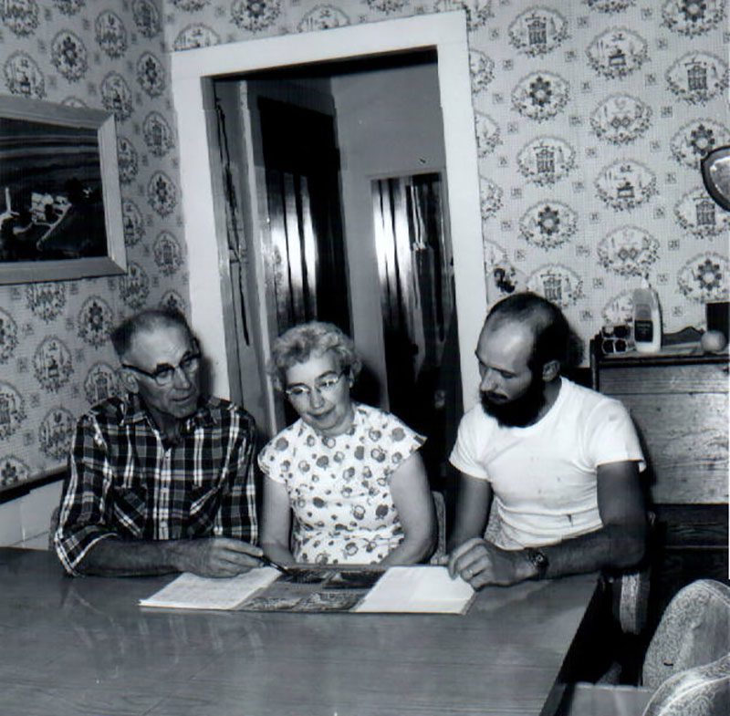 October 13, 1976
John Simmons and Mrs. John Simmons with Tim Simmons
Photo ID#: RSWCD419