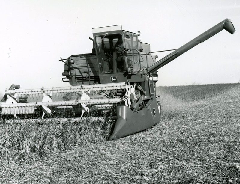 November 13, 1980
Harvesting double-cropped soybeans
Fred Graner Farm
Jackson Township
Photo ID#: A998