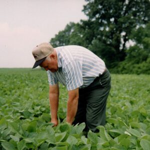 2004_Ken_Adams_in_soy_beans_2_website-3099
