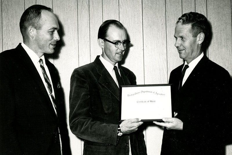 Bob Mills, Dean Swigart and Unknown
Photo ID#: RSWCD500